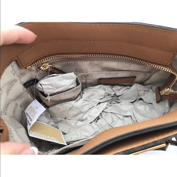 Gaby’sBags👜💕-NWT Michael Kors Traveler Crossbody - Picture 6 of 8